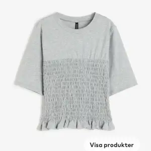 Jag söker denna t-shirt från H&M i storlek xs/xxs! Köper för max 200kr! Skriv om ni ska elr vill sälga! 🥰🥰