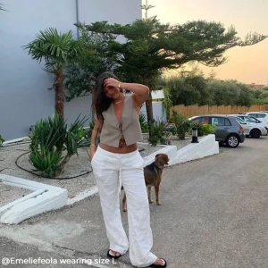 Alobha Label linne byxor - Säljer dessa linnebyxor i storlek L för 600, originalpris 899. Uppsydda att passa mig som är 176. Använda ett få tal gånger med lite slitage, de har en mini fläck längst ner på ena benet som egentligen inte alls syns när man har dem på sig!(bild 5) 