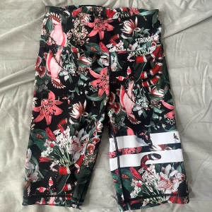 träningshorts/cykelbyxor - säljer dessa korta träningsbyxor från stronger💞använd typ en gång💞perfekta nu till sommaren💞tryck på köp nu!