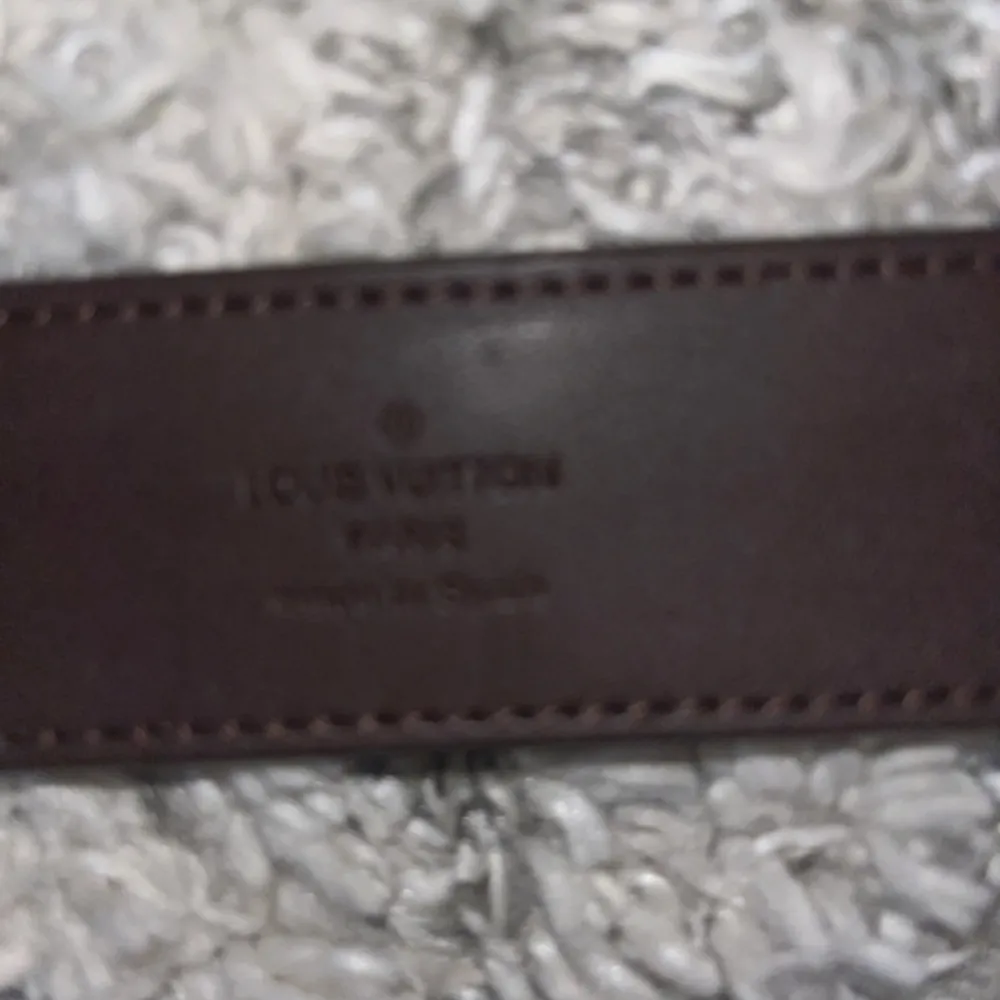 Justerbart skärp med mycket bra kvalite av det fina märket Louis Vuitton!. Accessoarer.