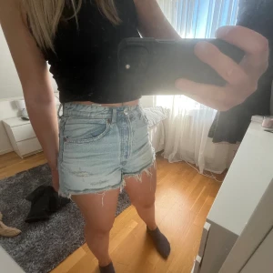 Jeansshorts  - Helt nya jeansshorts från ZARA. Använda 1 gång. Säljer för att de är lite för små för mig. Nyskick! Zaras storlekar är små, dessa shorts sitter som Small/36. Köpta för 329kr. 💙