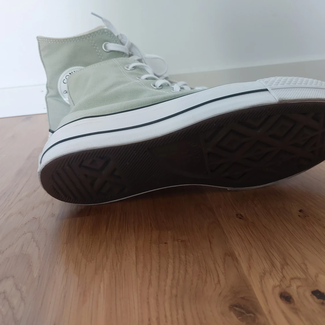 Chuck taylor Converse shoes. - 92