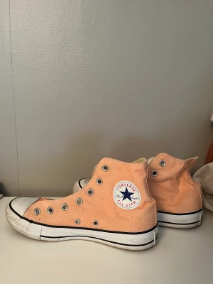 Converse - Converse i peach färg, väldigt bra skick och knappt använda. Skosnöre till de finns dessvärre inte. 