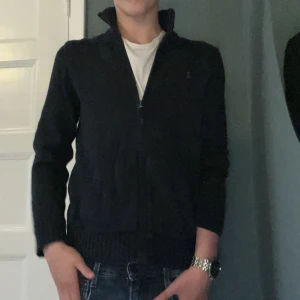 Ralph Lauren Tröja - En riktigt snygg Ralph lauren tröja som är rätt så sliten å använd men fortfarande i ett hyfsat skick (ej tvättad och fläckar på)  6/10! Nypris: 1200 Vårt pris: 199kr