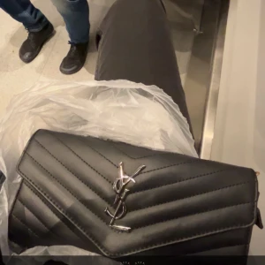 Ysl väska - Säljer ysl väska som jag köpt här på plick !  Inte äkta därav priset