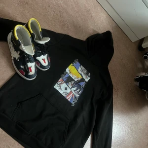 Naruto sweatshirt och skor  - Säljer en ny Naruto sweatshirt och skor. Skicket är helt nytt och mycket bra. Tröjan är storlek L, och skorna är storlek 39-40. Jag säljer allt tillsammans för 500 kr . Separat en sweatshirt för 300 kr och skor för 350 kr.Jag kan skicka med post elle