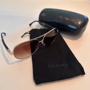 Solglasögon Chanel - Använda, lite repor på plasten. Inga repor på glaset.  Dustbag och fodral ingår. 