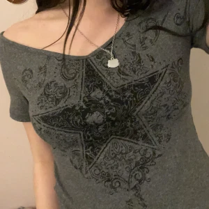 tshirt med stjärna - en tshirt som endast är testad från shein. Inga defekter, precis som ny. kom privat för frågor och mer bilder💞