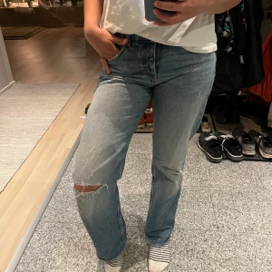 Lågmidjade jeans - ”Slitna” jeans som är jättefina till sommaren💘🫶 inga tecken på användning! 