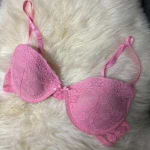 Rosa söt bh - Tyvärr står inte nån storlek men är säker på det är A kupa  / Storlek S, liten. 