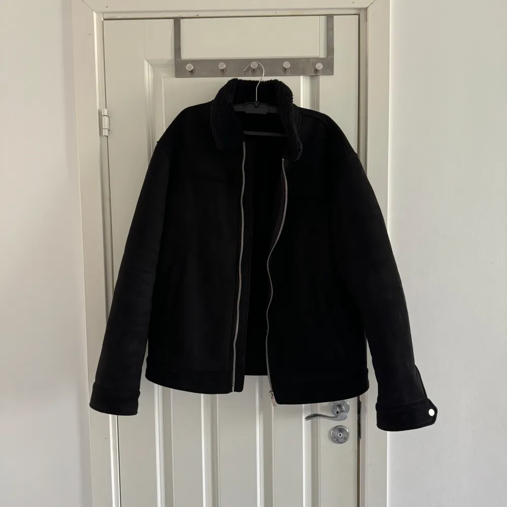 En svart vinter jacka med ull inne i jacka som håller dig riktigt varm den passar bra till kostym perfekt faktiskt storlek XL på den använd 3 gånger faktiskt inga skador på den. Jackor.