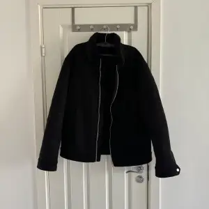 En svart vinter jacka med ull inne i jacka som håller dig riktigt varm den passar bra till kostym perfekt faktiskt storlek XL på den använd 3 gånger faktiskt inga skador på den