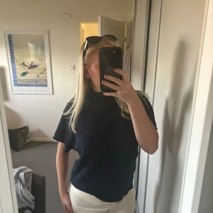 topp med struktur zara - Super snygg topp från zara, bra skick! 