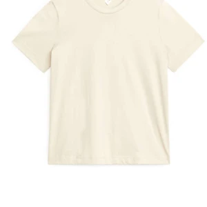 Helt ny T-Shirt från Arket  - Jätte fin t shirt från Arket med prislappen kvar. Nypris 190 kr