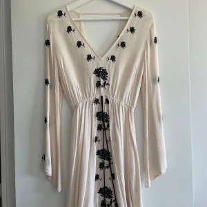 Långärmad sommarklänning - Långärmad sommarklänning från forever 21 i storlek S. Använd enstaka gånger. Inga anmärkningar. 