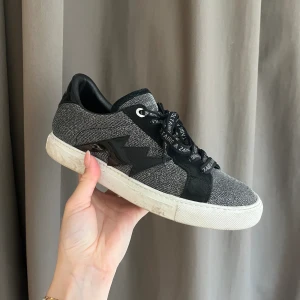 Zadig Voltaire sneakers  - 1 år gamla Zadig Voltaire sneakers som endast är använda Max 10 ggr. Nästan i ny skick!!  Storlek 38 Nypris 2600