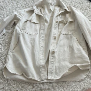 Beige Jeans jacka - Inte använt på jättelänge bra skick 