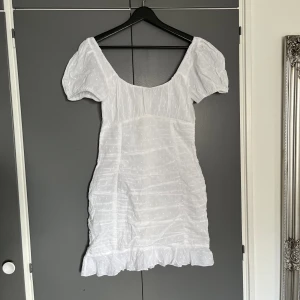 Studentklänning  - Så så så fin studentklänning som verkligen är smickrande på kroppen. Aldrig använd med lappen kvar, köpt förra året🌸 Storlek 36 