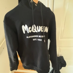 Mcqueen Hoodie - Hej säljer nu min as schyssta Alexander mqueen hoodie som går för runt 7-9k ny pris men säljer den för den används sparsamt. Den är strlk M men passar S absolut.
