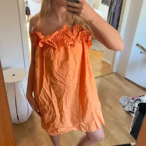 Hm klänning med volanger i orange, storlek M🧡