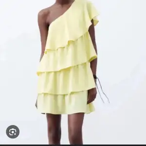 Söker denna gula klänning från zara i storlek s!🤗