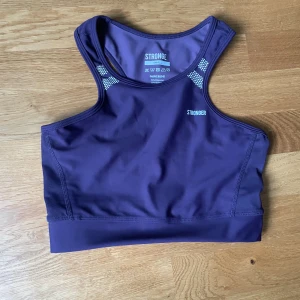 Sport topp - En Stronger sport topp. Fint skick men resorbandet längst ner har en tendens att vika ihop sig. 