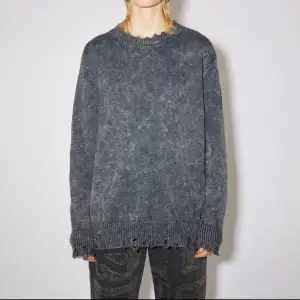 Beautiful oversized knit sweater from Acne Studios with. Fits oversized and relaxed. Tagged size S, fits S-M. 