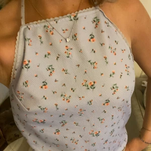 Topp med öppen rygg - Jättefin topp med öppen rygg🌸