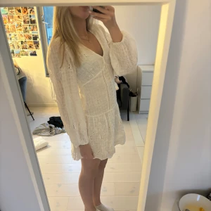 Vit klänning! - Supersöt klänning perfekt nu till skolavslutning eller student! Säljer då den tyvärr inte används så mycket längre🙌🏼superbra skick och använd fåtal gånger