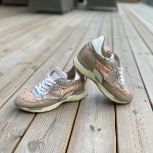 Philippe Model - Philippe Model i storlek 36. Väldigt bra skick. Få gånger använda. Pris kan diskuteras.  DM vid frågor:) 