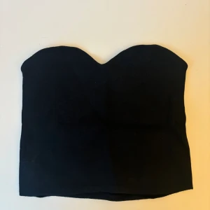 Tubtopp! - Supersnygg tubtopp i typ tunnt stickat material från zara! Säljer då den tyvärr är för liten för mig. Storlek S men uppskattar den som en liten XS!❣️❣️