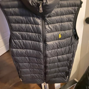 Ralph lauren väst - Använd en gång men den passar inte som jag vill så därför säljer jag den hör av dig om du har frågor eller bud 👍😁
