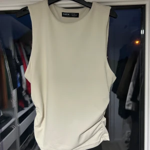 Ett beigt linne  - Beigt linne från Shein, aldrig använt. Snygg eftersom det finns detaljer på sidan. Storlek S och pris 50 + frakt. 