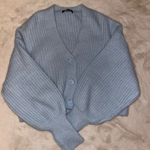 Stickad kofta - Fin ljusblå stickad kofta från Gina. Knappt använd och köpt för länge sen i storlek S. 