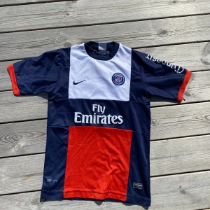 Zlatan Ibrahimovic/ PSG - Tjenare, säljer denna riktigt riktigt feta  PSG tröjan med Zlatan på ryggen, tröjan är väldigt sällsynt. Tröjan är i okej skick, finns en stor deffekt på nummret som man kan se på bild 2 och 4. Priset går att diskuteras vid en snabb affär!