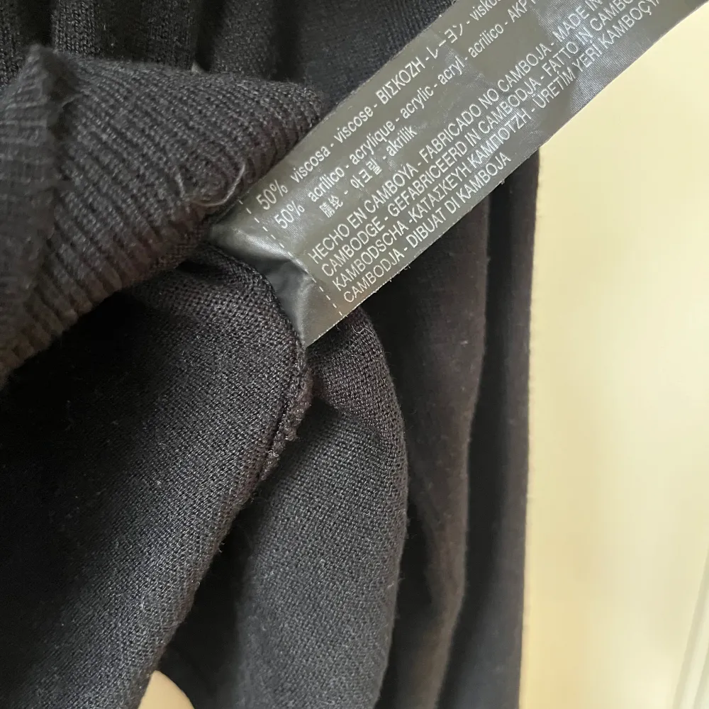 Tunn stickad svart tröja från Zara i storlek 36. Fint skick, inga noppor, hål eller fläckar. Djur och rökfritt hem.. Tröjor & Koftor.