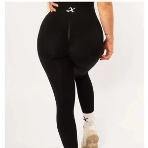 Xshapes Sweety Bum - Säljer dessa superfina och sköna thighs från xhsapes av modellen Sweety bum. Storlek M men upplevs mer som storlek S. Dom är helt nya och oanvända, säljes pga för små. Nypris 549kr.