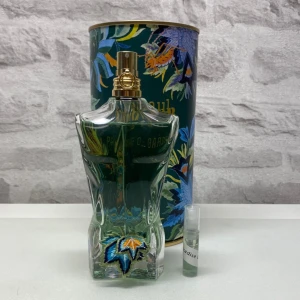 Jean Paul Gaultier Le Beau Paradise Garden - Säljer samples av den trendande Jean Paul Gaultier Le Beau Paradise Garden, som bara finns i några få länder!  Priser: 1 ml: 25 kr 2 ml: 45 kr 5 ml: 95 kr 