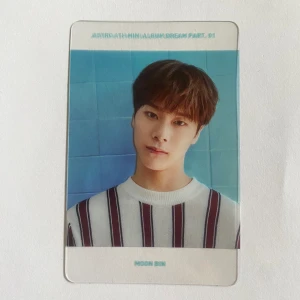 KPOP PHOTOCARD MOONBIN - Säljer denna jätte fina transparent photocard på MOONBIN från ASTRO!! Den är i god skick. (Vila i frid <3) 