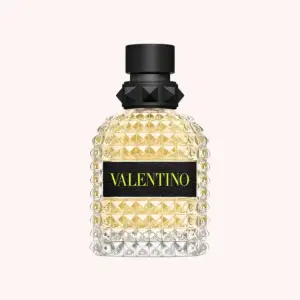 Valentino Yellow Dream är en härlig söt och fruktig sommar parfym. Jag säljer den för ett jättebra pris på bara 69 kr/5 ml