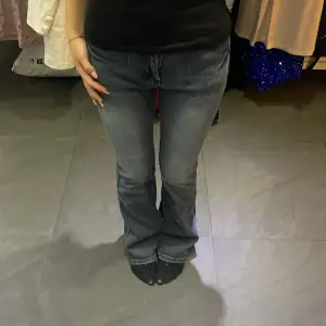 Svarta/ grå byxor med design på bak fickorna 