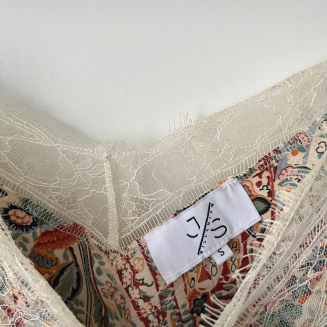 Mönstrat linne med spets - 91