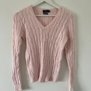 Stickad tröja Ralph lauren - Typ oanvänd, färgen ser lite blek ut på bilderna men jättefin i verkligheten
