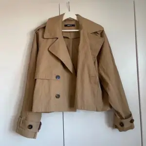 Trench coat från Gina Tricot❣️Förra årets modell som är väldigt omtyckt och eftertraktad❣️  Aldrig använd, så gott som ny❣️ Behöver nog strykas lite❣️  Nypris: 599 kr