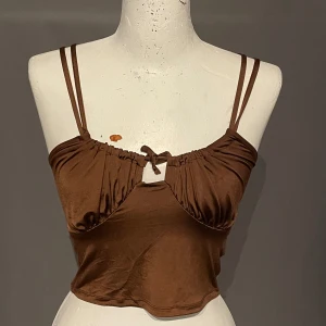 Söt topp - Croptop i glansigt tyg