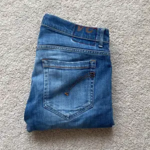 Säljer ett par Dondup George jeans i färgen blå med lite slitningar på knäna . Storlek 32 och är skick 9/10, fel fria. Vid frågor och funderingar är det bara att kontakta, Mvh Elephant Closet!