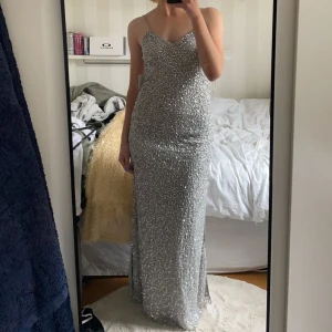 Balklänning  - Säljer denna fina balklänning då jag valt en annan. Den är helt oanvänd med alla lappar och extra paljetter kvar💗