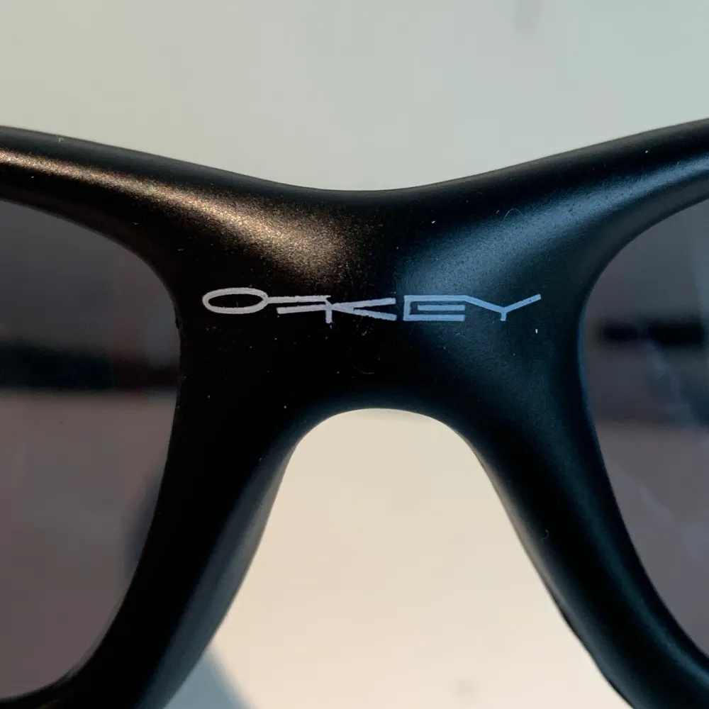 Oakley solglasögon. *EJ ÄKTA* Skriv för fler frågor och bilder. . Accessoarer.