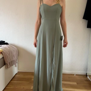 Balklänning - Extremt fin balklänning som tyvärr inte passar min lillasyster!! Den är endast testad, från lulus💕💕 sagegrön🥰 pris kan diskuteras