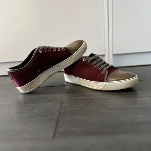 Lanvins - Feta lanvins skick 8/10.box och dustbag ingår.lite heldrag men annars väldigt bra skick.priset är ej hugget i sten. Mvh/reselluxe:)